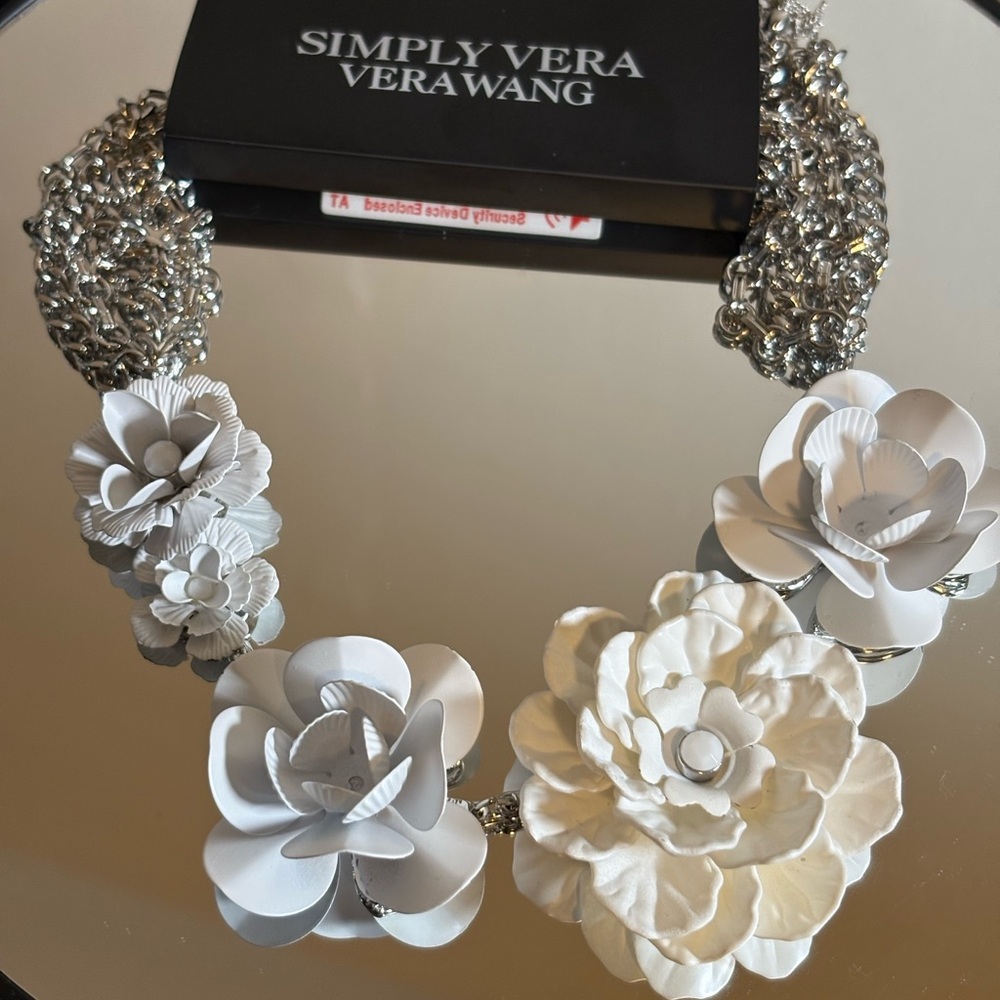 Elegant White Floral Necklace - Picture 2 of 2